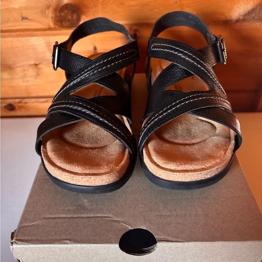 Clarks Black Leather Sandals Brynn Ave 8 - Picture 2 of 8